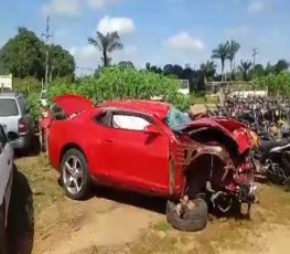 CAMARO VERMELHO - Confira como ficou carro após capotamento