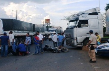 Acidente entre Bi-trem e motocicleta deixa congestionado trânsito em rodovia - Confira fotos