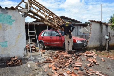 Carro desgovernado derruba muro e portão de residência