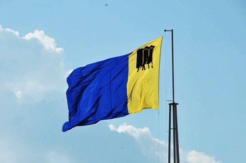 Bandeira de Porto Velho é hasteada na entrada da cidade