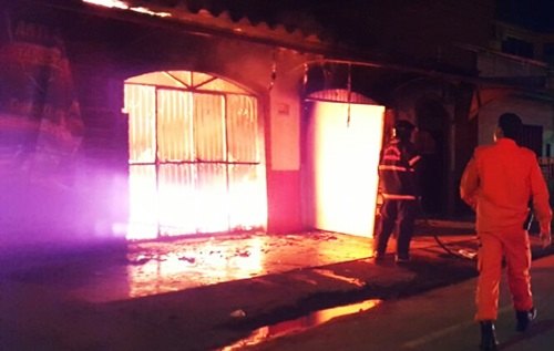 ATENTADO - Bandidos ateiam fogo em estabelecimento durante a noite na capital
