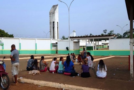 Calmaria em frente ao Urso Branco e espera de pessoas que permanecem no presídio