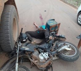 Motociclista fica gravemente ferido ao colidir com caminhão