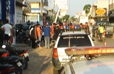 Motorista embriagado invade calçada após perder controle do veículo - Fotos