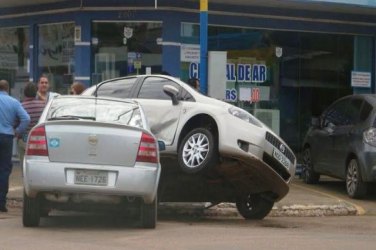 Veículos se chocam violentamente em cruzamento na capital