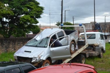 Após roubo, bandidos capotam carro em fuga e acabam presos