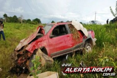 Veículo em alta velocidade capota  na RO-010