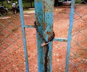 Pais fecham escola e chamam prefeito de mentiroso 