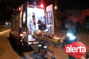 Motociclista fica gravemente ferido ao colidir com poste na madrugada 