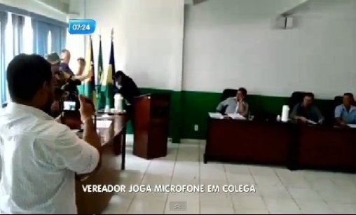 Vereador atira microfone contra colega durante sessão