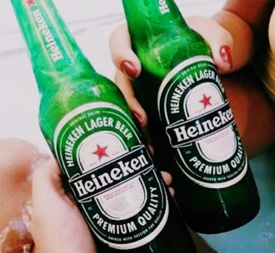 O ÚLTIMO GOLE: Amigas brigam por causa de cerveja Heineken e vão parar na delegacia