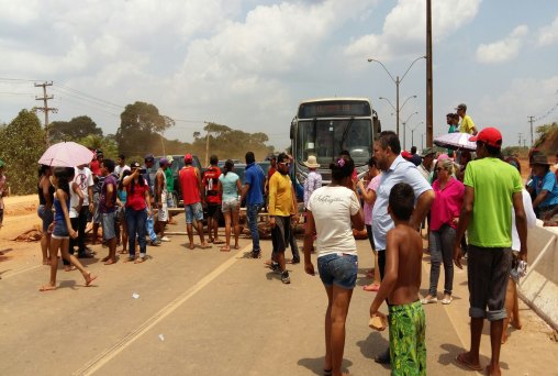 FALTA DE ENERGIA - BR 364 bloqueada em frente a Faro por moradores de invasão