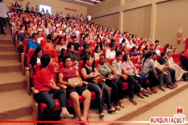 Pessoas sem convite e imprensa em pé marcam inauguração do teatro estadual 