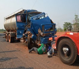 BR-364: Acidente deixa caminhão tanque com a cabine destruída