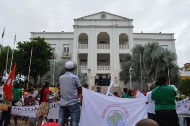 Membros do MST tem audiência com Vice Governador e grupo tenta ocupar escadaria