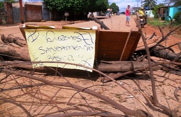 SANEAMENTO – Chuvas constantes alagam residências da principal via de acesso ao bairro Socialista – Fotos e vídeo