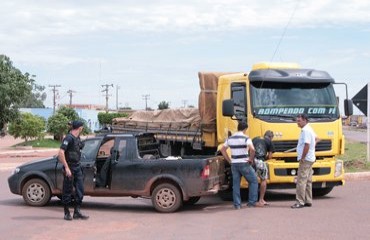 PIMENTA BUENO - Caminhão colide com traseira de Pick Up Estrada