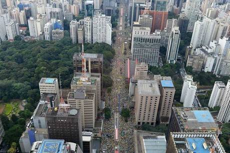 Manifestantes vão às ruas em mais de 270 cidades contra governo