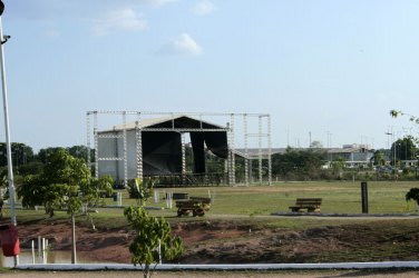 Palco para receber show nacional começa a ser montado no Parque da Cidade