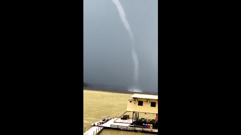 VÍDEO: Internauta registra formação de Tromba-d'água no rio Jaci em Porto Velho