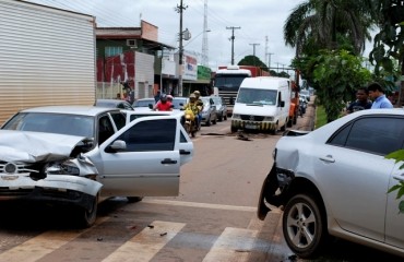 Viatura da Polícia Civil bate em automóvel que parou em faixa de pedestre, uma pessoa acabou lesionada