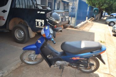 PM recupera motocicleta roubada e conduz adolescente envolvida no roubo ate a delegacia