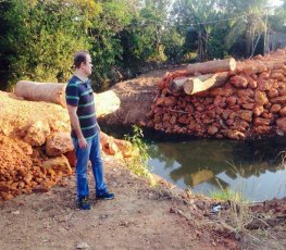 Alan Queiroz acompanha obras de reconstrução de ponte