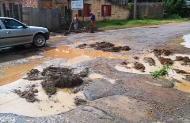 CADÊ O SANEAMENTO? – Moradores do bairro Olaria limpam bueiro e jogam terra em buracos de via – Fotos e vídeo