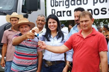 Deputada Glaucione  entrega caminhão para associação 