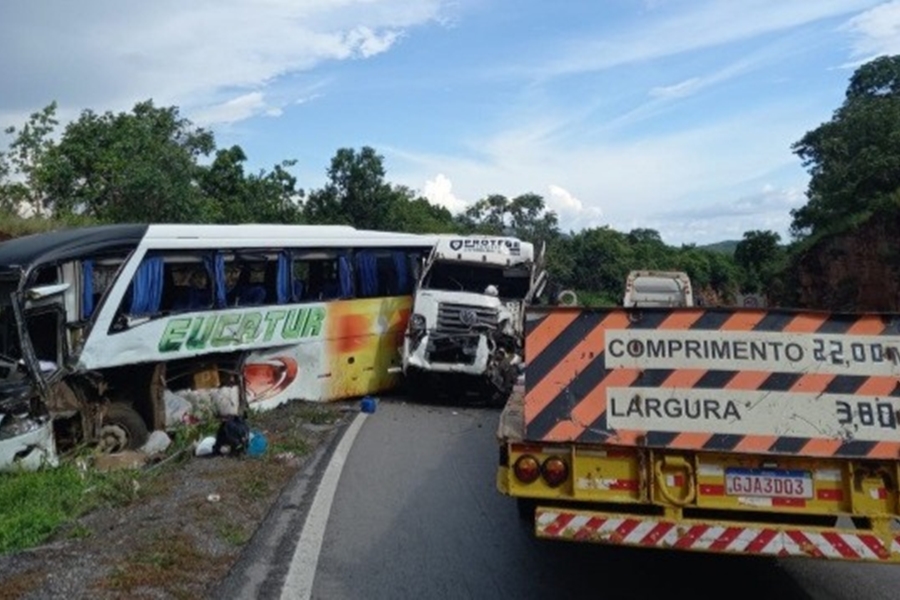 VÍDEO: Grave acidente entre carreta prancha e ônibus deixa 17 feridos 