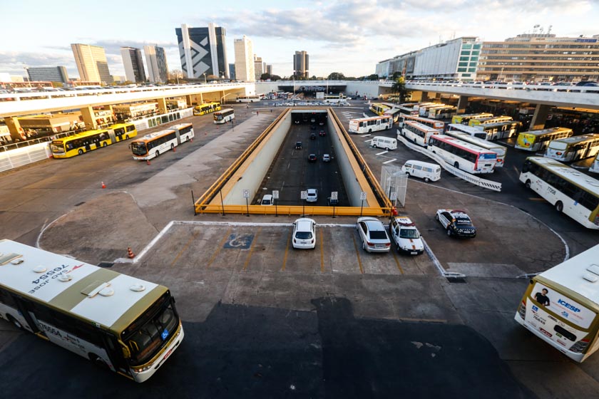 Mãe tenta jogar filha de 3 anos de viaduto no centro de Brasília