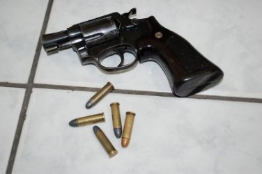 FLAGRANTE - Dupla é presa enquanto vendia revolver calibre 38