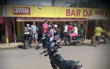 DUPLO ATENTADO: Casal em moto tenta matar clientes a tiros em bar na capital