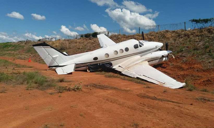 PERIGO: Avião sai da pista ao tentar aterrissar em aeroporto