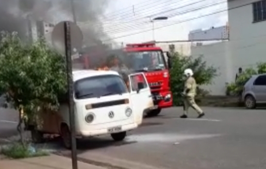 INCÊNDIO: Veículo é consumido por fogo em pleno o trânsito da capital