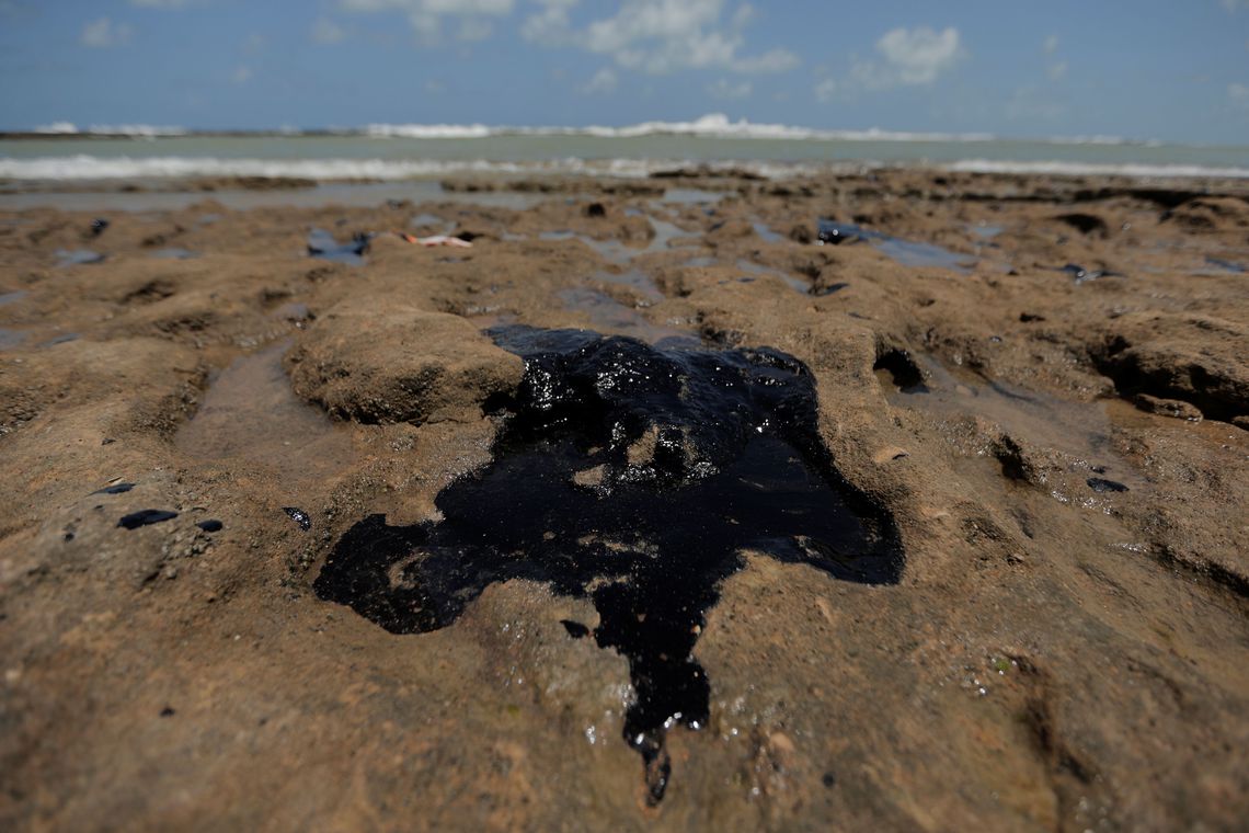 Marinha: fragmentos de óleo chegaram a praia do Espírito Santo