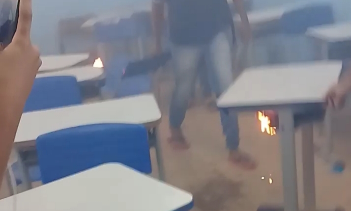 VÍDEO: Escola apura incêndio de mesa dentro da sala de aula na capital