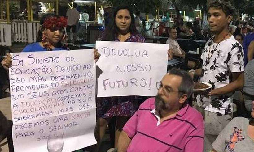 VÍDEO: Ministro da Educação bate-boca com grupo de manifestantes no Pará