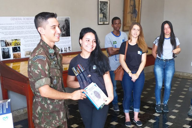 INTERAÇÃO: Estudantes conhecem processo de formação do Pára-quedista Militar