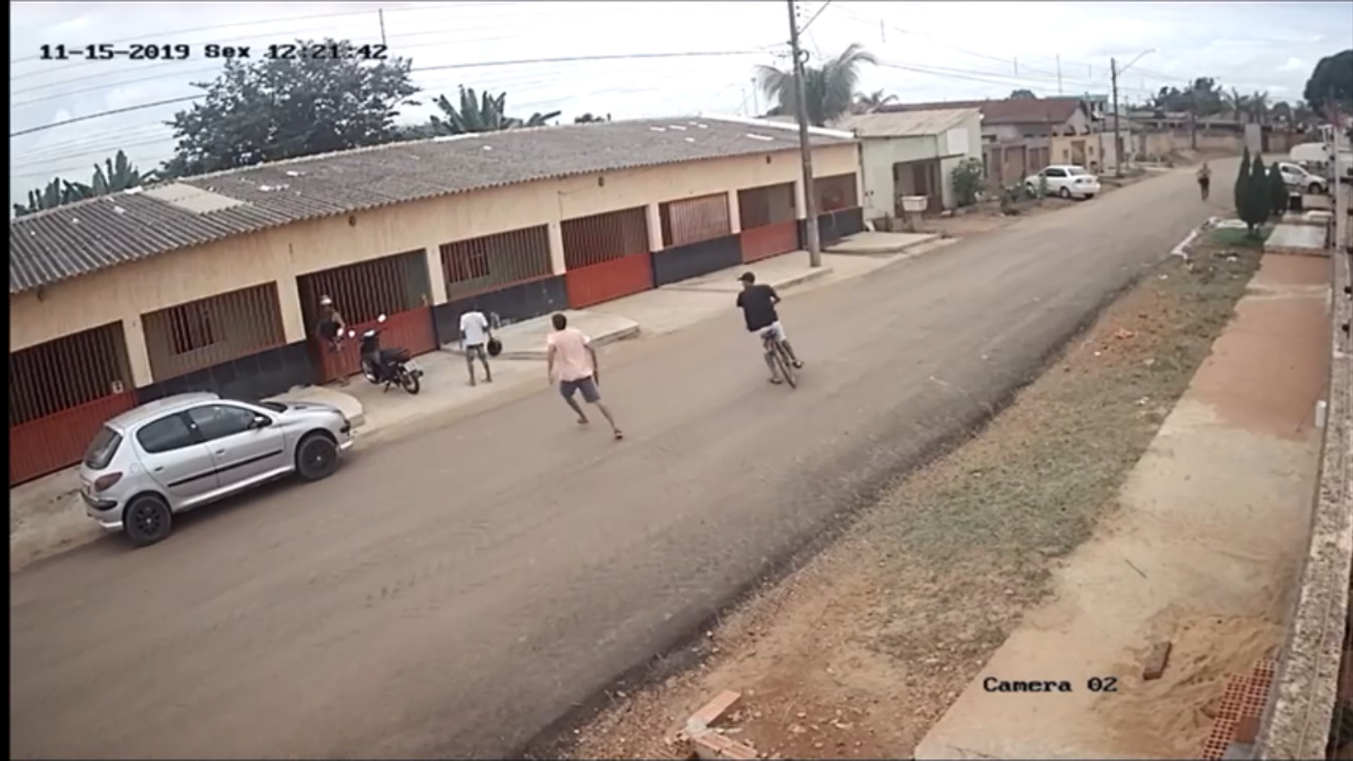 VÍDEO: Criminosos são filmados roubando moto de mulher na zona Sul de Porto Velho