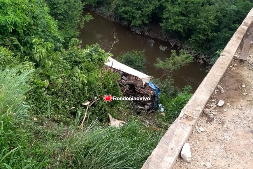 DESCONTROLADO: Caminhão frigorífico despenca de ponte na BR-364