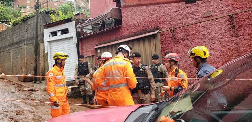 ÁGUAS: Deslizamento soterra seis casas e deixa mortos e desaparecidos