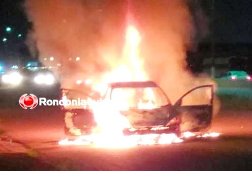 SINISTRO: Carro é destruído durante incêndio na rua da Beira em Porto Velho