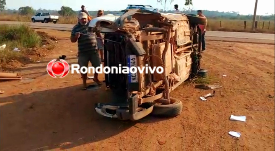 GRAVE - VÍDEO: Jovens são jogados para fora de carro após capotamento na BR-319