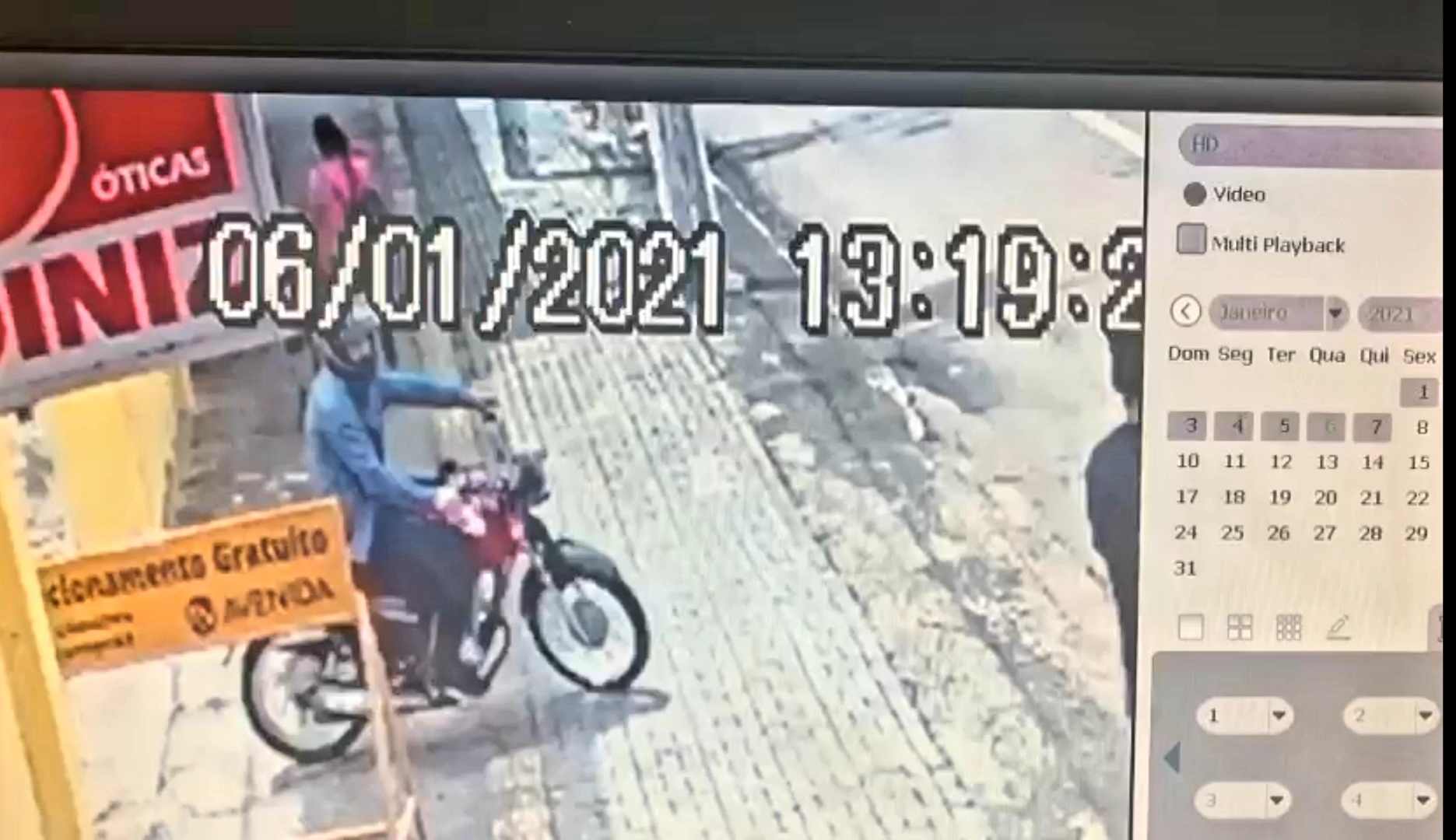 ASSISTA: Vídeo mostra criminosos furtando moto em estacionamento de loja