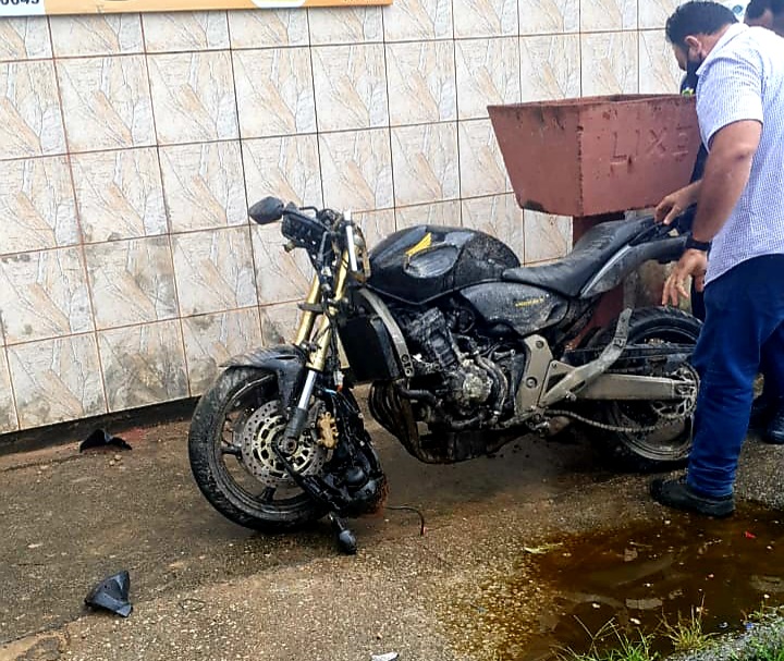 TRÁGICO: Jovem em moto de alta cilindrada morre após se chocar contra muro de residência