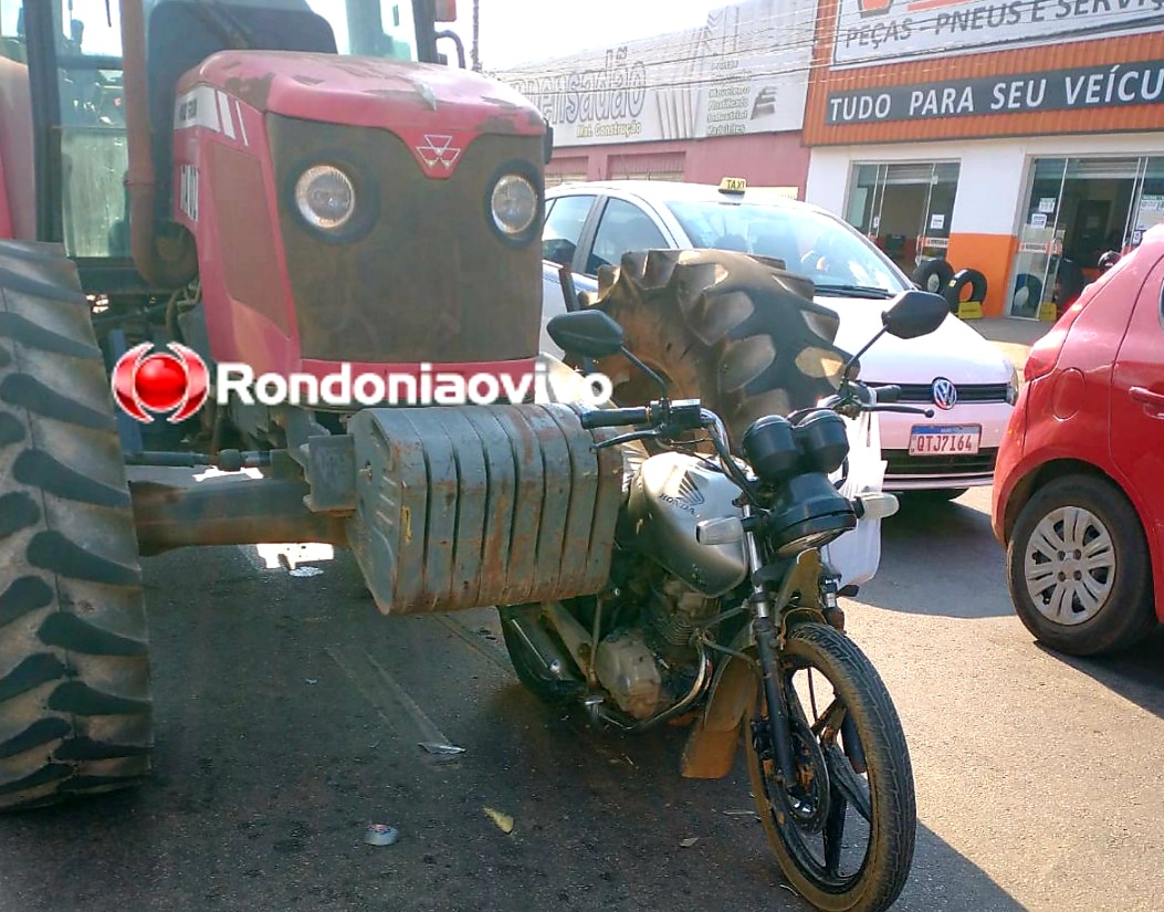 GRAVE BATIDA: Motocicleta é atingida por trator e fica engatada em acidente na capital