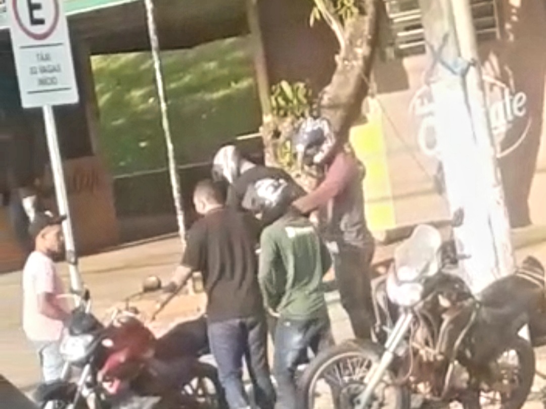 PRAÇA DO BAÚ: Vídeo mostra ladrões ousados roubando moto e dinheiro na região Central