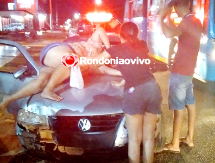 NO SEMÁFORO: Mulher vai parar em cima de carro após acidente em cruzamento