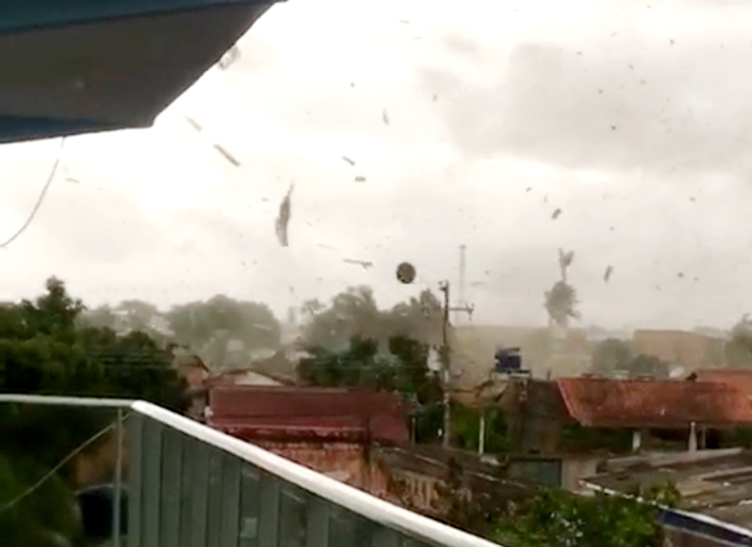 FENÔMENO RARO: Tornado foi responsável por estragos causados em Porto Velho